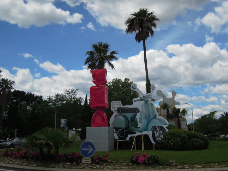 Kreisverkehr vor der Einfahrt zum Vespa Village